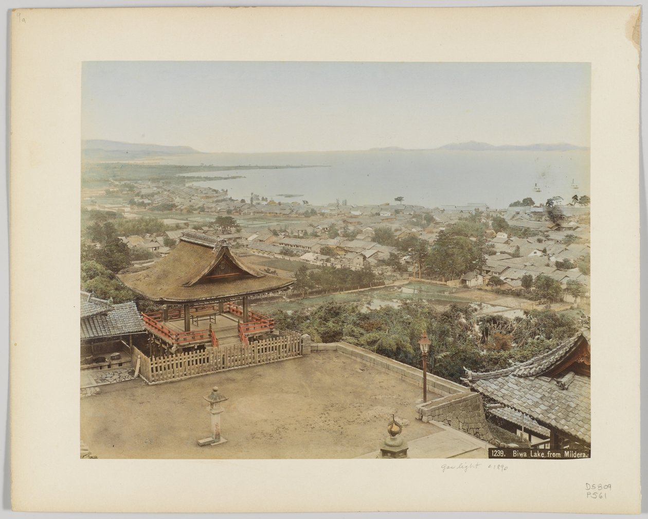 Biwa Lake Miiderasta, Japanista, n. 1890 (käsinvärinen mustavalkokuva) tekijältä Japanese Photographer