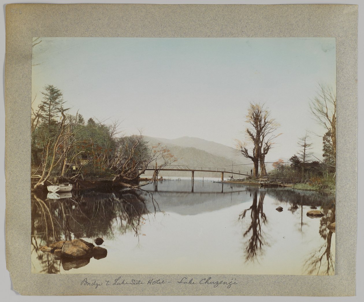 Silta ja järvenrantahotelli, Chuzenji-järvi, Nikko, Japani (käsinvärinen mustavalkokuva) tekijältä Japanese Photographer