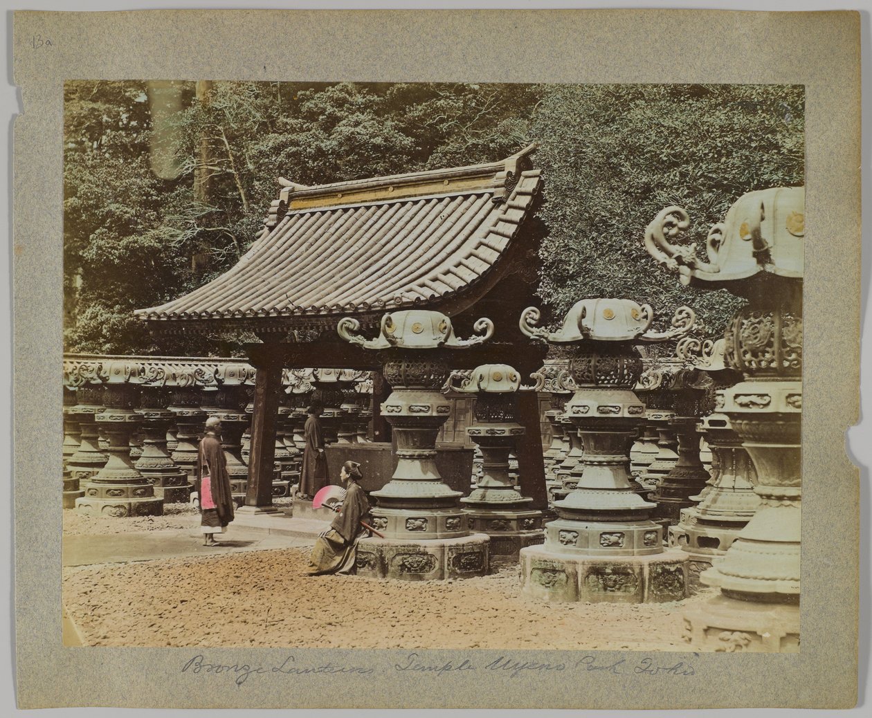 Pronssiset lyhdyt temppelin ulkopuolella Uyeno Parkissa, Tokiossa, Japanissa (käsinvärinen mustavalkokuva) tekijältä Japanese Photographer