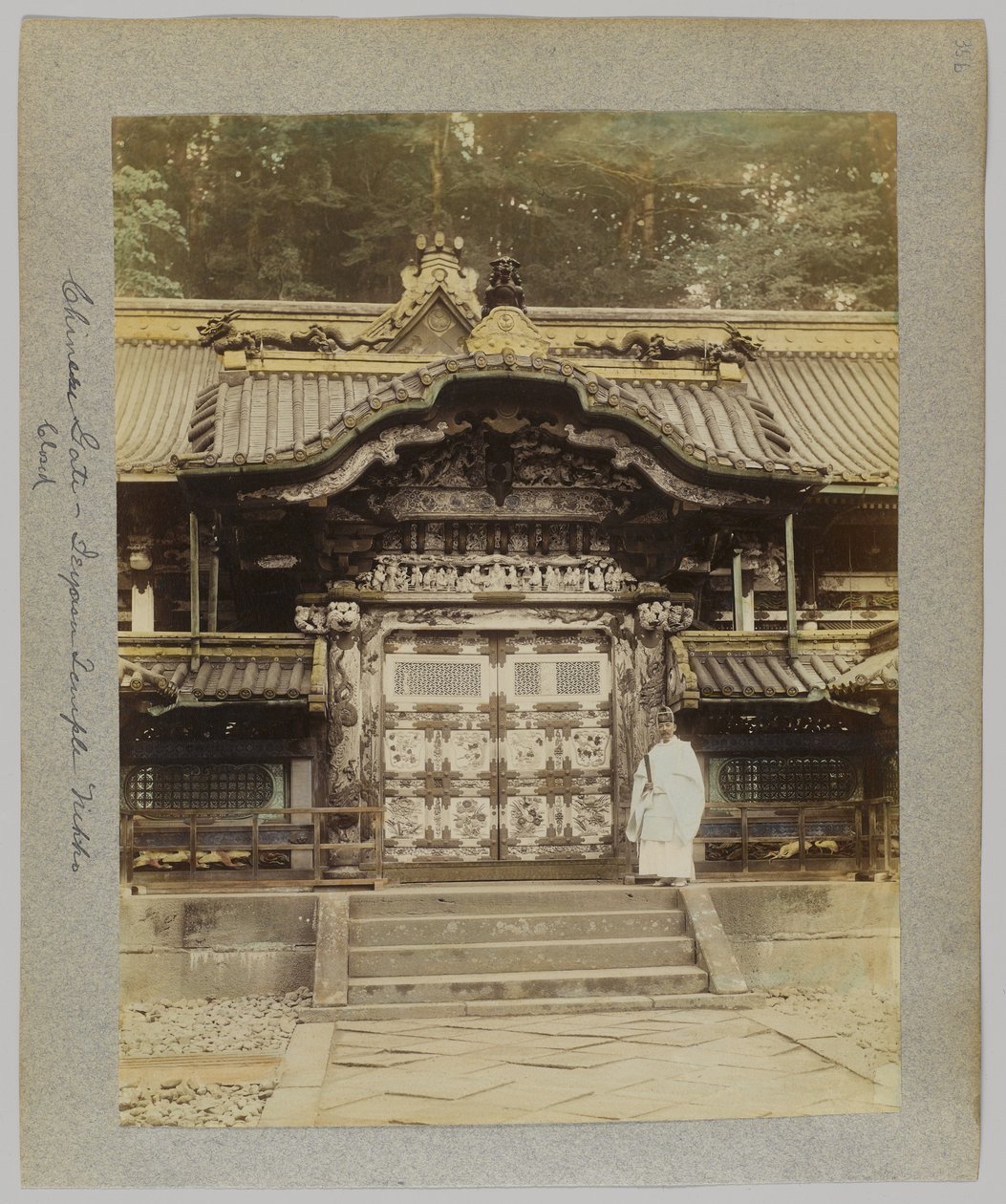 Chinese Gate, Tōshō-gū, Nikko, Japani (käsinvärinen mustavalkokuva) tekijältä Japanese Photographer