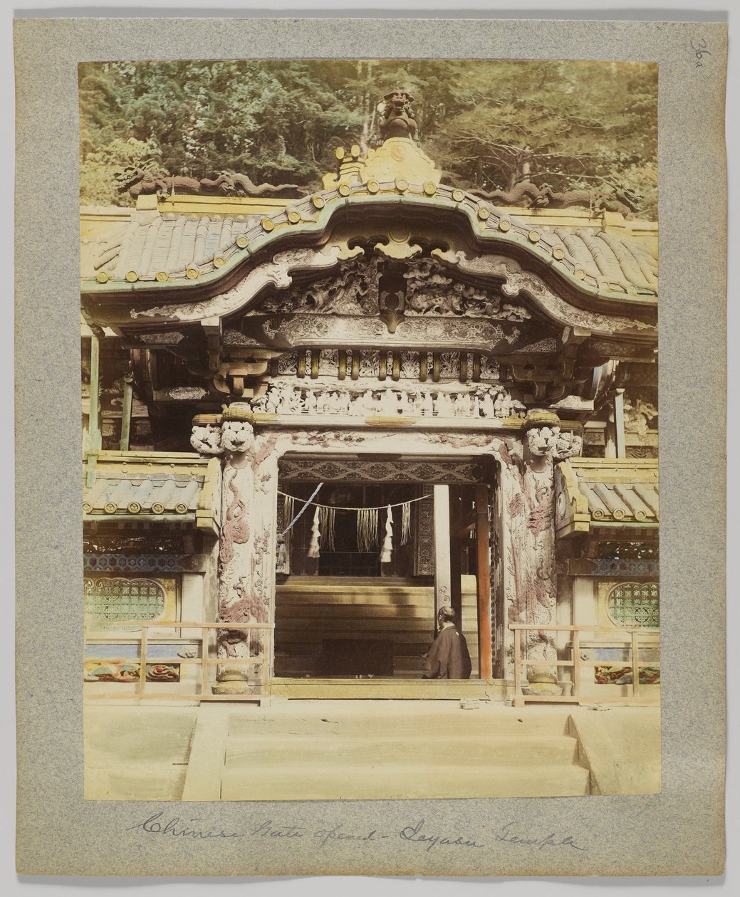 Chinese Gate, Tōshō-gū, Nikko, Japani (käsinvärinen mustavalkokuva) tekijältä Japanese Photographer