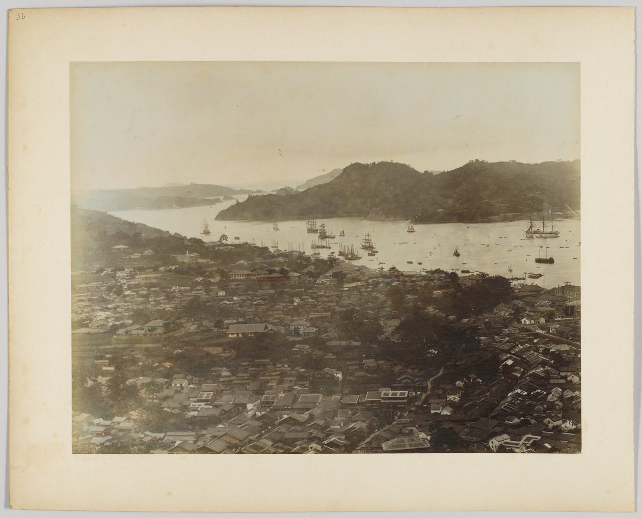 Rannikkokaupunki, Japani (käsinvärinen mustavalkokuva) tekijältä Japanese Photographer