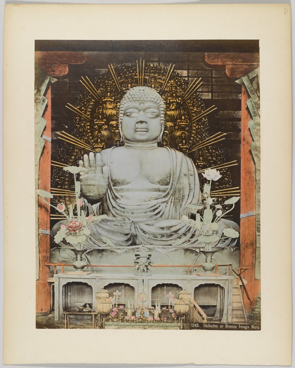 Daibutsu tai pronssikuva, Nara, Japani (käsinvärinen mustavalkokuva) tekijältä Japanese Photographer