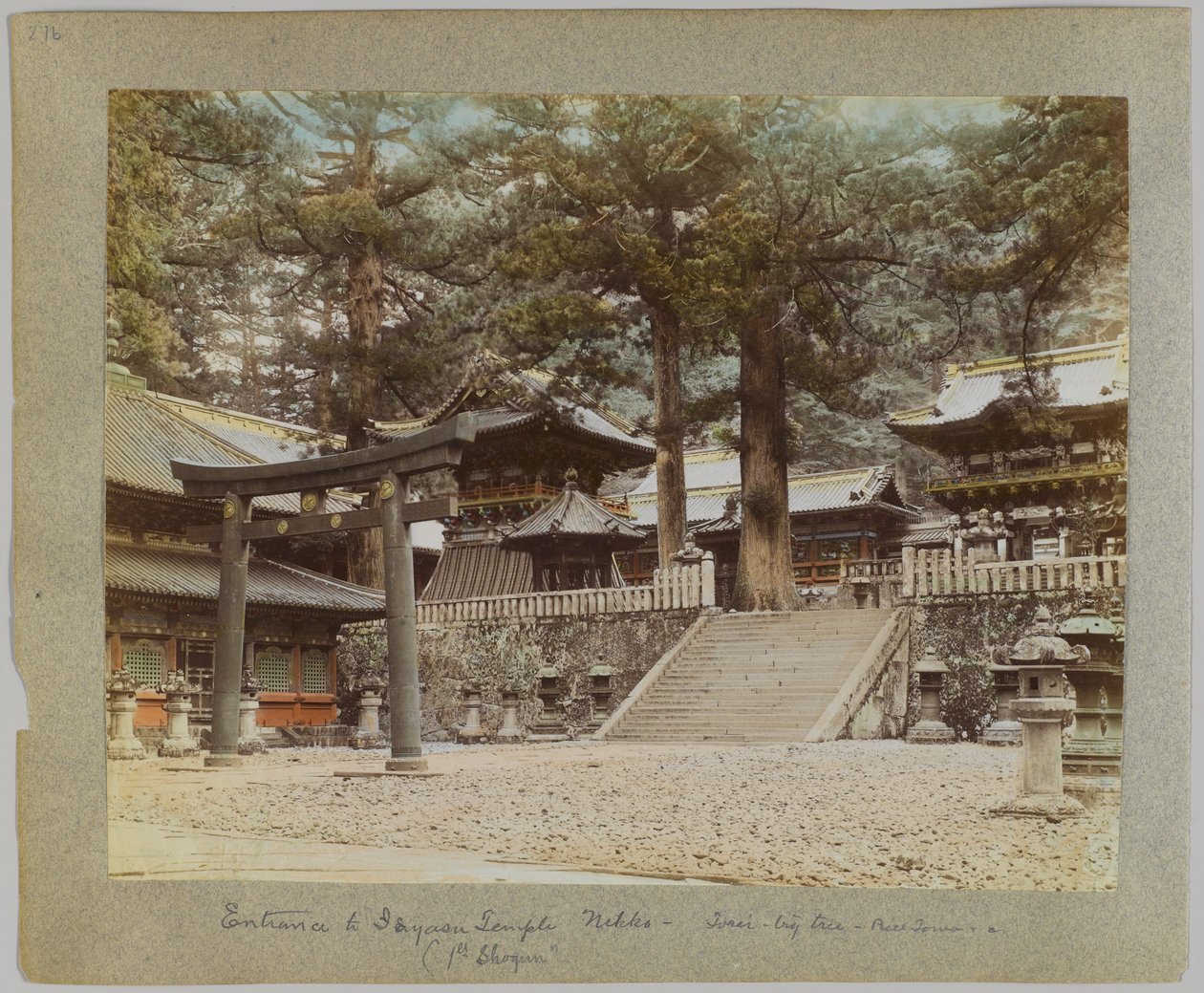 Sisäänpääsy Tōshō-gū, Nikko, Japani (käsin värjätty mustavalkokuva) tekijältä Japanese Photographer