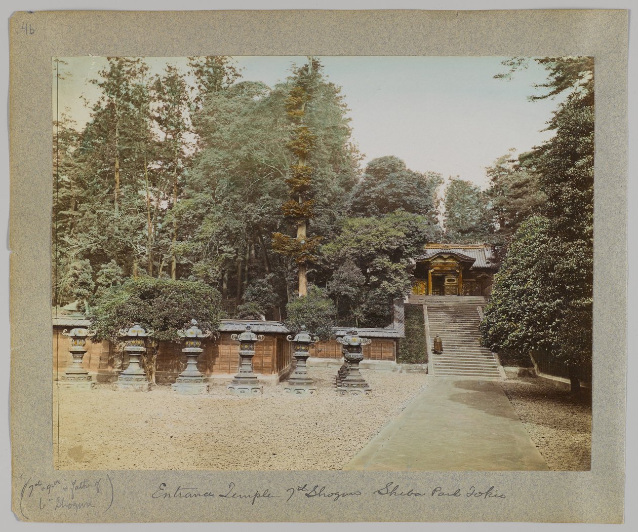 Sisäänkäynti 7. Shogunin temppeliin, Shiba Park, Tokio, Japani (käsinvärinen mustavalkokuva) tekijältä Japanese Photographer