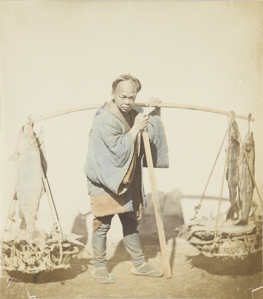 Kalastaja saaliineen (käsinvärinen mustavalkokuva) tekijältä Japanese Photographer