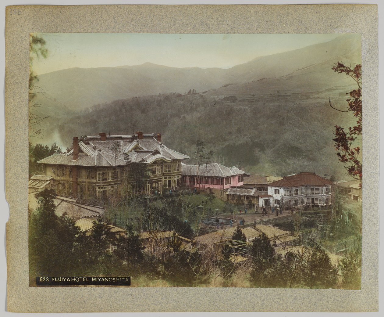 Fujiya Hotel, Miyanoshita, Hakone, Kanagawan prefektuuri, Japani (käsinvärinen mustavalkokuva) tekijältä Japanese Photographer