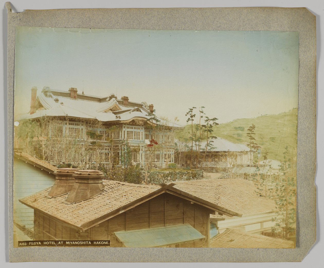 Fujiya Hotel, Miyanoshita, Hakone, Kanagawan prefektuuri, Japani (käsinvärinen mustavalkokuva) tekijältä Japanese Photographer