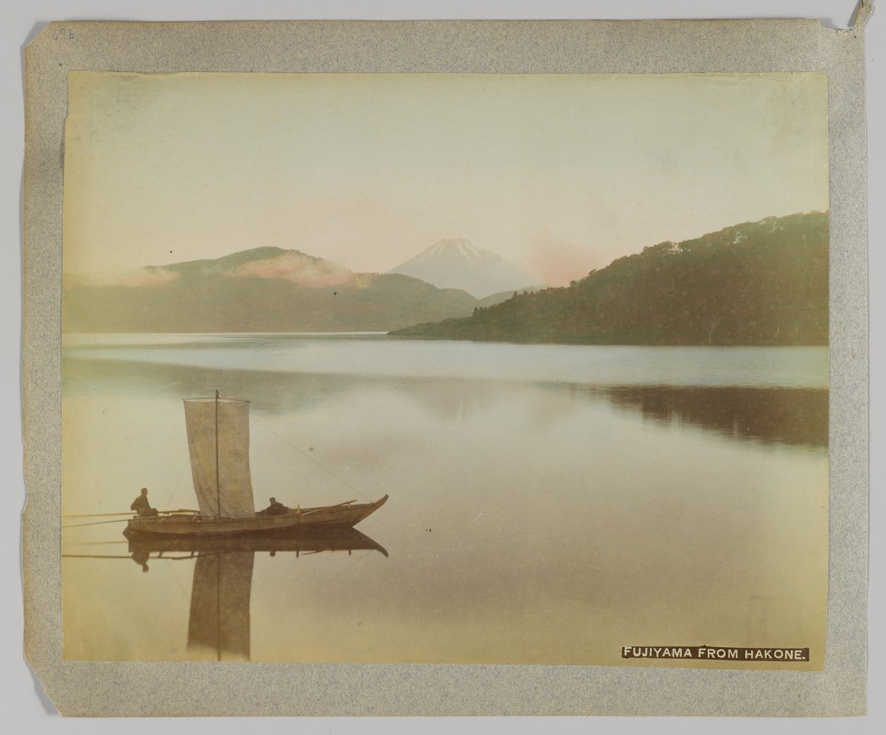 Fujiyama Hakonesta, Kanagawan prefektuurista, Japanista (käsinvärinen mustavalkokuva) tekijältä Japanese Photographer