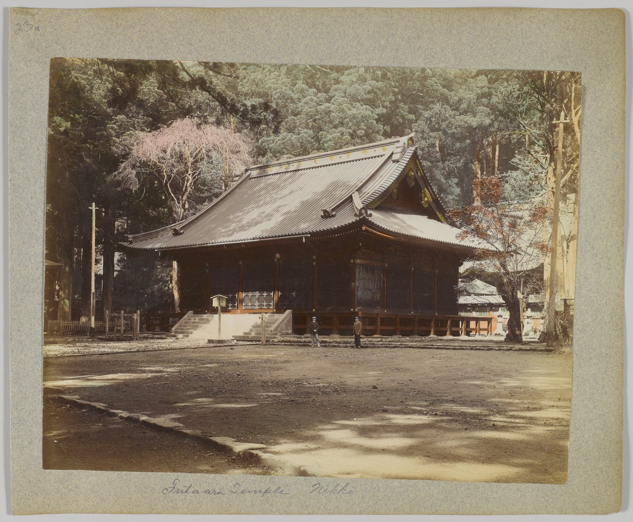 Futa-ara-temppeli, Nikko, Japani (käsinvärinen mustavalkokuva) tekijältä Japanese Photographer