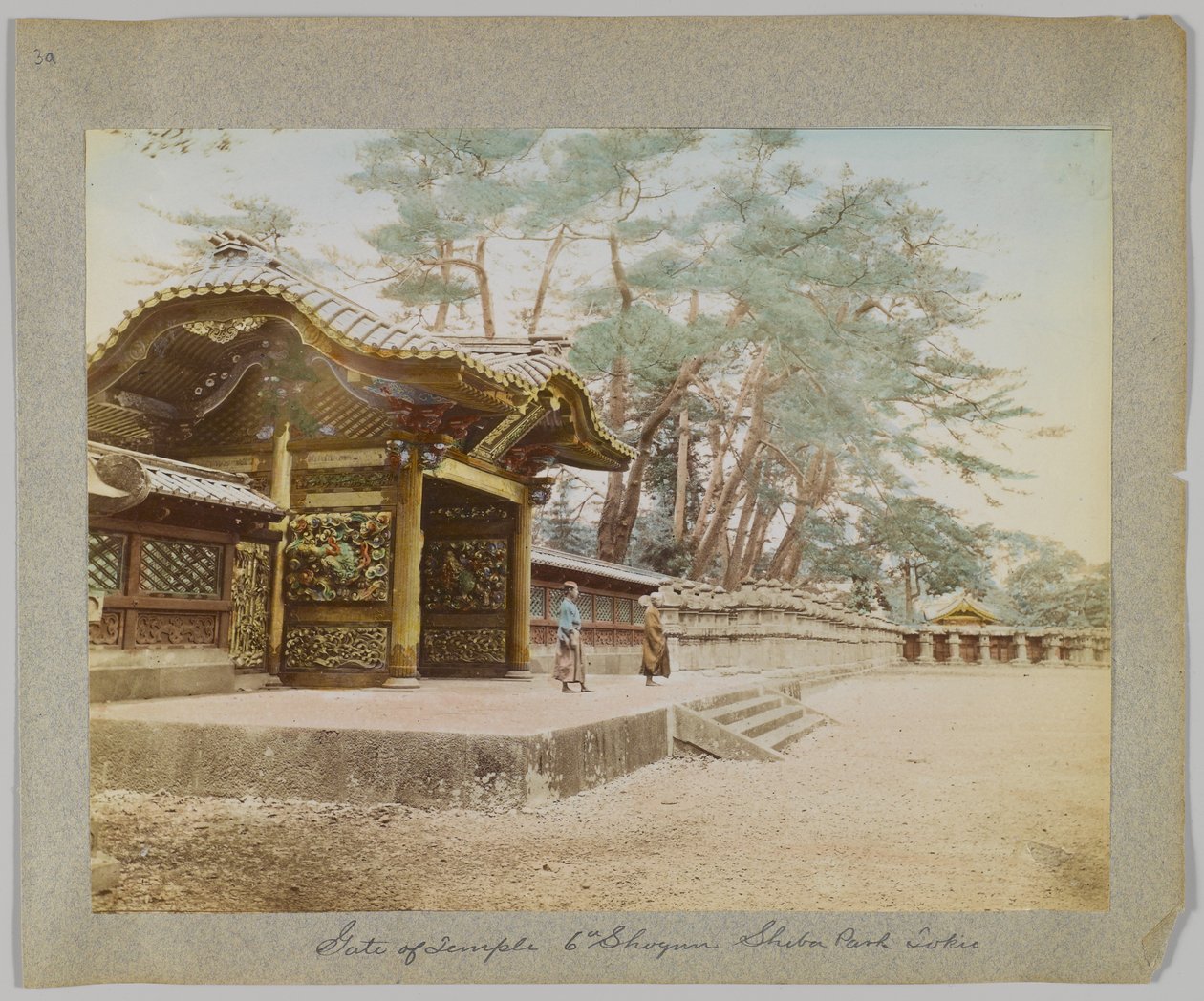 Gate of the Temple of the 6th Shogun, Shiba Park, Tokio, Japani (käsinvärinen mustavalkokuva) tekijältä Japanese Photographer