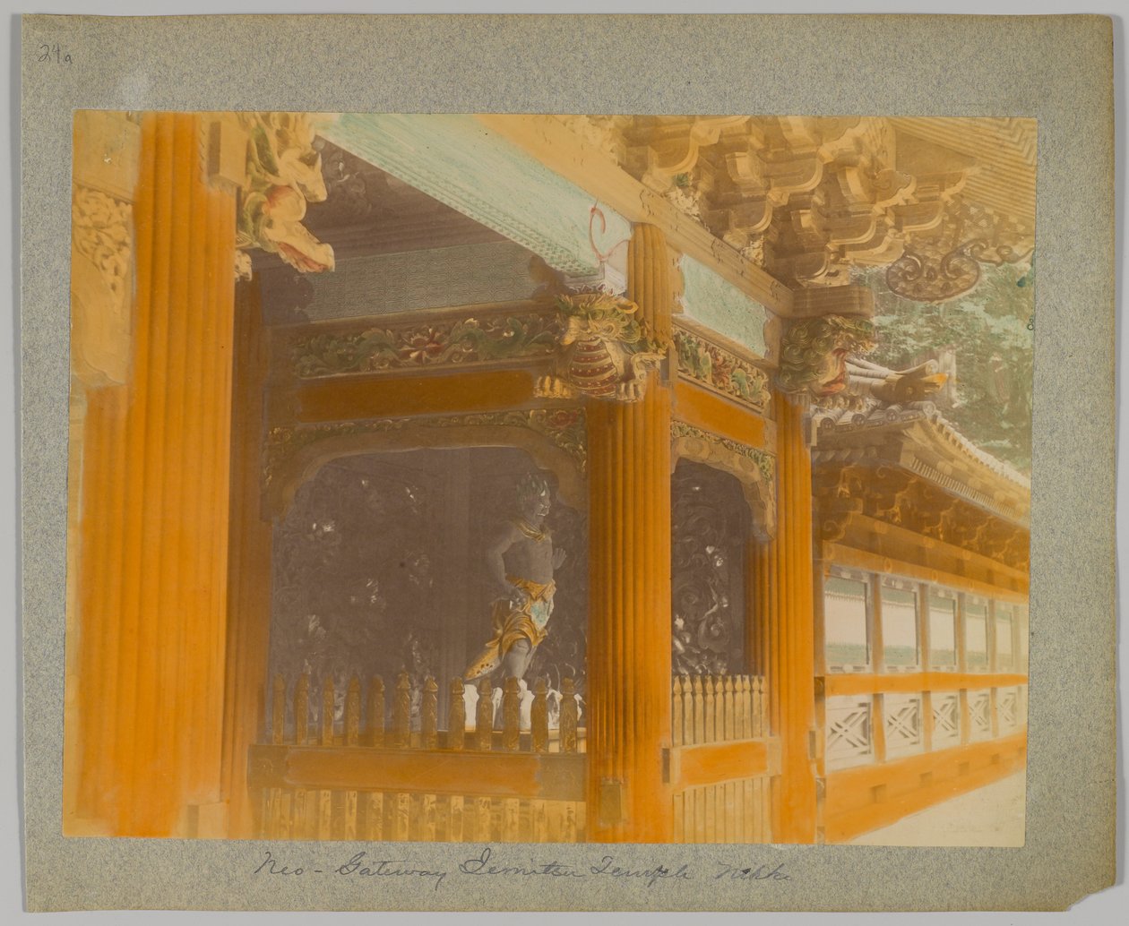 Gateway of Jemitsu Temple, Nikko, Japani (käsinvärinen mustavalkokuva) tekijältä Japanese Photographer