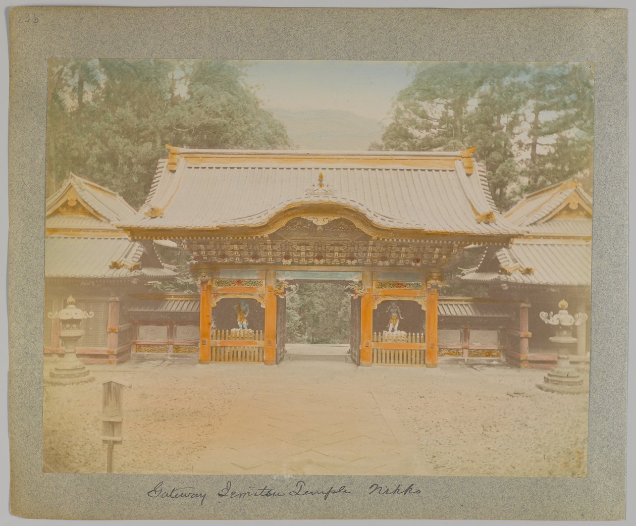 Gateway of Jemitsu Temple, Nikko, Japani (käsinvärinen mustavalkokuva) tekijältä Japanese Photographer