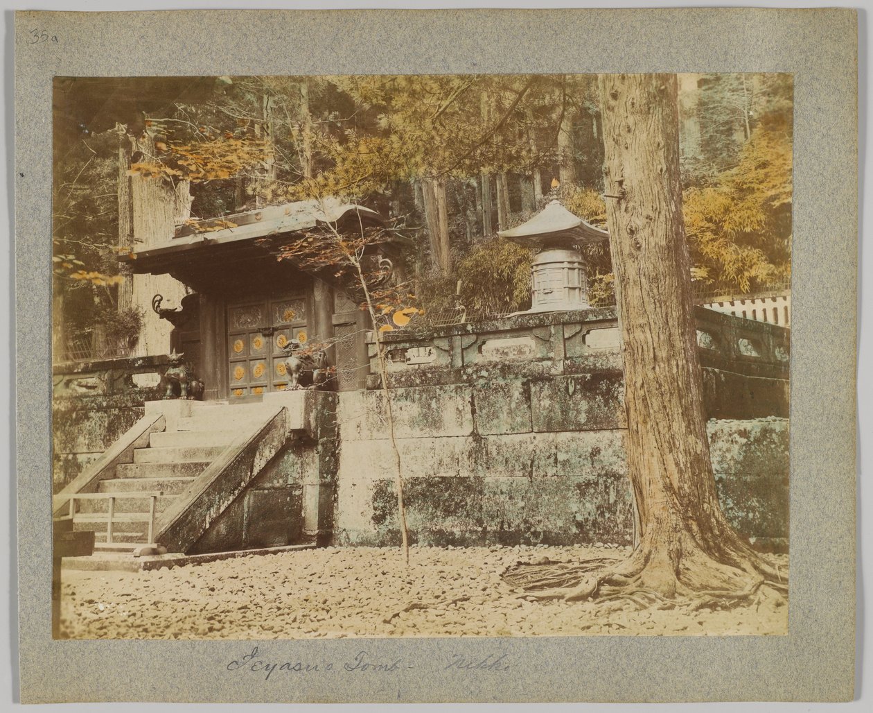 Ieyasun hauta, Nikko, Japani (käsinvärinen mustavalkokuva) tekijältä Japanese Photographer