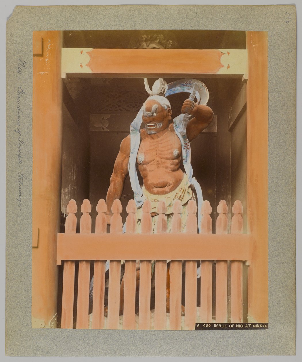 Kuva Niosta Nikossa, Japanissa (käsin värjätty mustavalkokuva) tekijältä Japanese Photographer