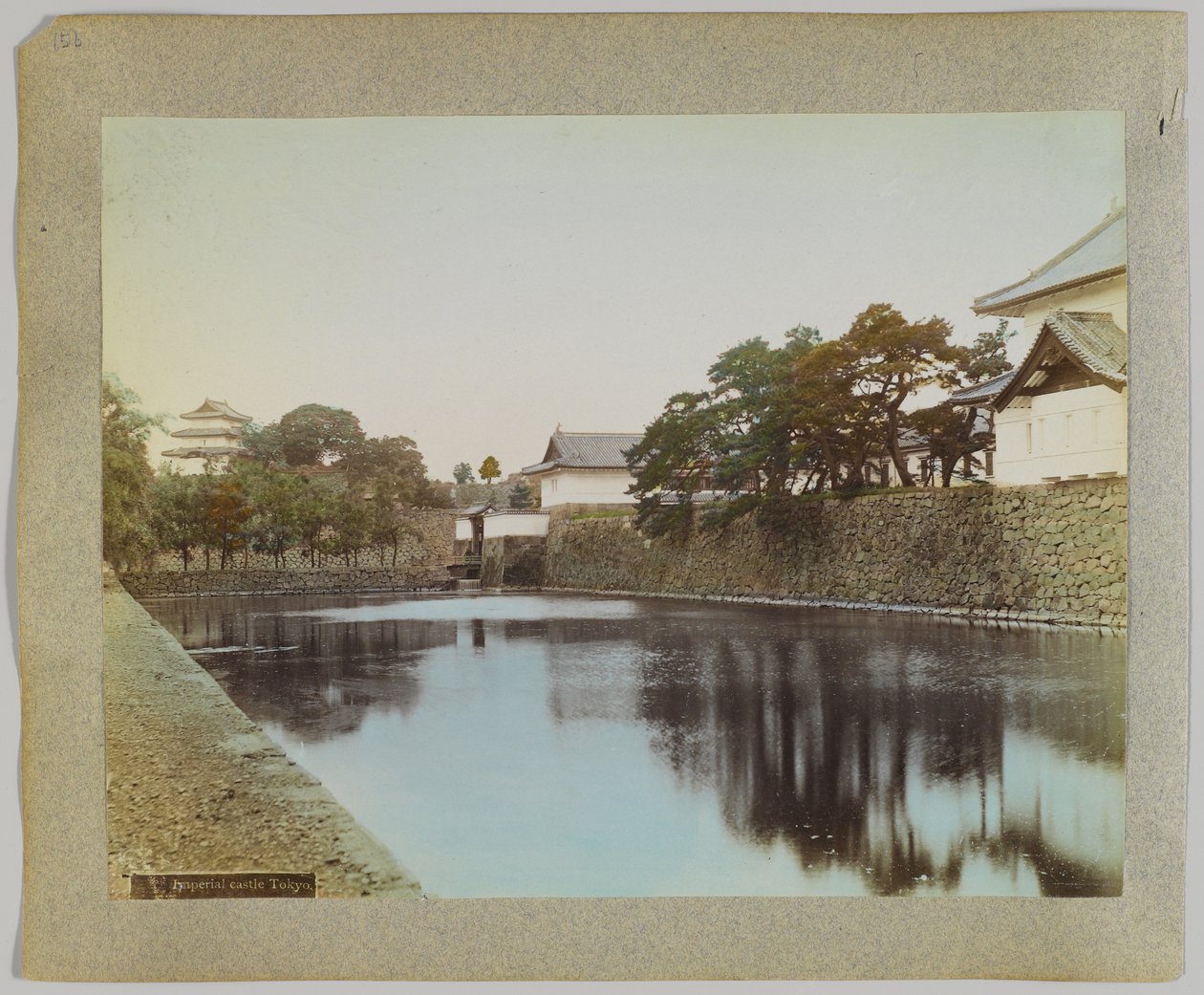 Keisarillinen linna, Tokio, Japani (käsinvärinen mustavalkokuva) tekijältä Japanese Photographer