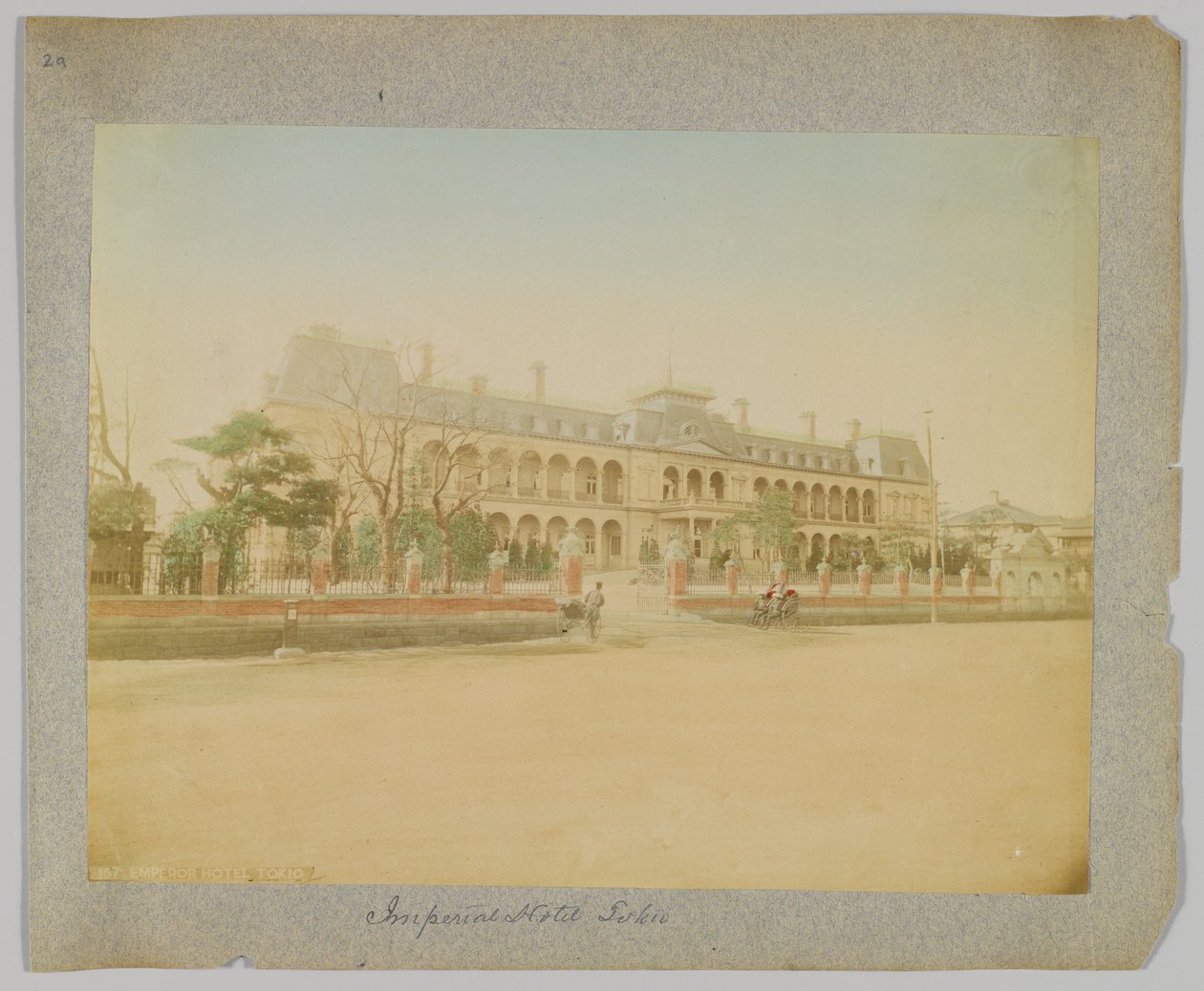 Imperial Hotel, Tokio, Japani (käsinvärinen mustavalkokuva) tekijältä Japanese Photographer
