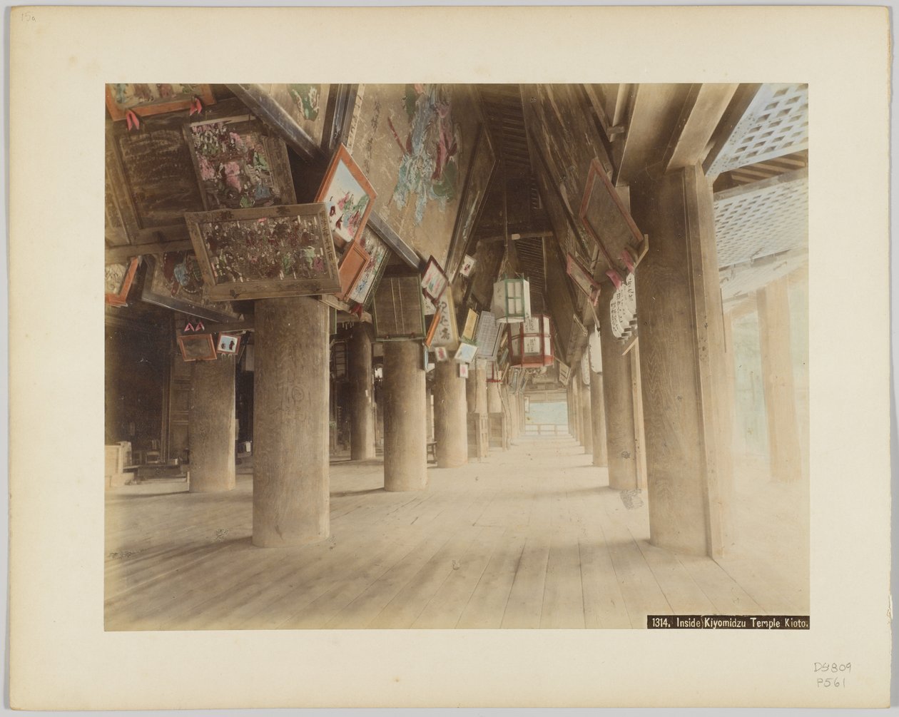 Kiyomidzun temppelin sisällä, Kioto, Japani (käsinvärinen mustavalkokuva) tekijältä Japanese Photographer
