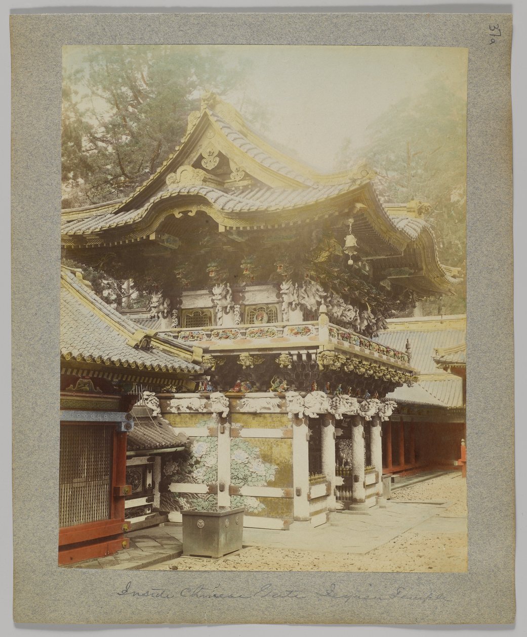 Kiinan portin sisällä, Tōshō-gū, Nikko, Japani (käsinvärinen mustavalkokuva) tekijältä Japanese Photographer