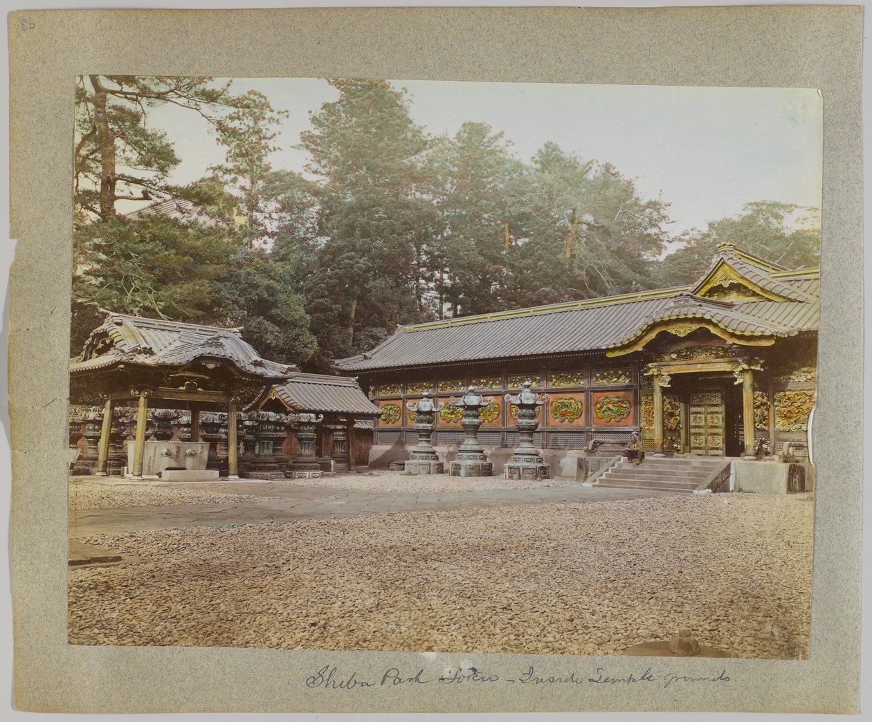 Inside the Temple Grounds, Shiba Park, Tokio, Japani (käsinvärinen mustavalkokuva) tekijältä Japanese Photographer
