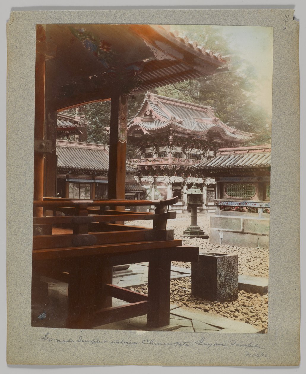 Sisäportti osoitteessa Tōshō-gū, Nikko, Japani (käsinvärinen mustavalkokuva) tekijältä Japanese Photographer