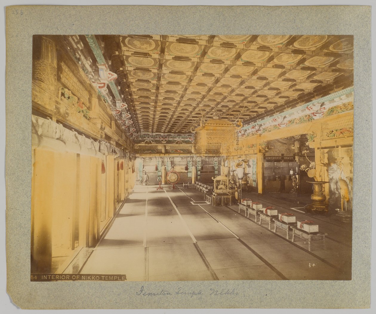 Jemitsu-temppelin sisustus, Nikko, Japani (käsinvärinen mustavalkokuva) tekijältä Japanese Photographer