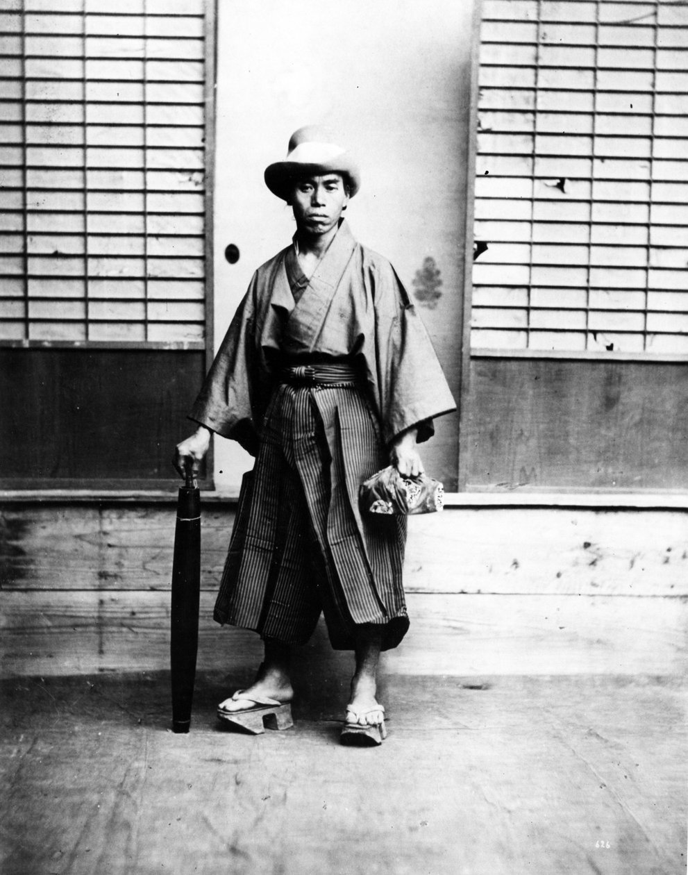 Japanilainen mies, jolla on eurooppalainen hattu, n. 1860-80 tekijältä Japanese Photographer