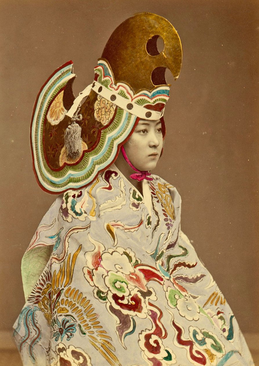 Japanilainen tyttö perinteisessä asussa, n. 1880 (käsinvärjätty albumikuva) tekijältä Japanese Photographer