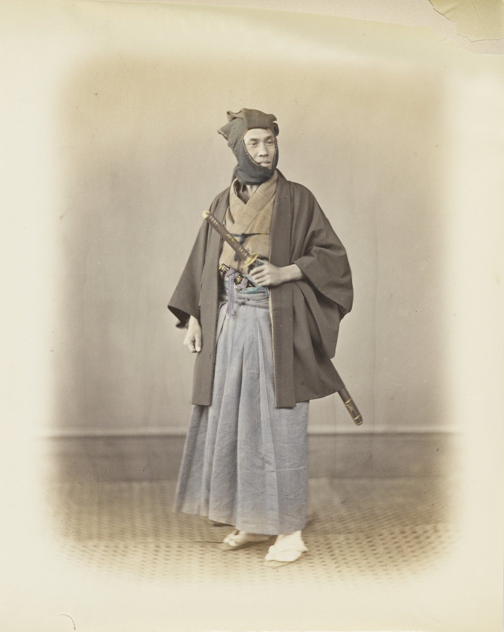 Japanilainen mies perinteisessä mekossa (käsinvärinen mustavalkokuva) tekijältä Japanese Photographer