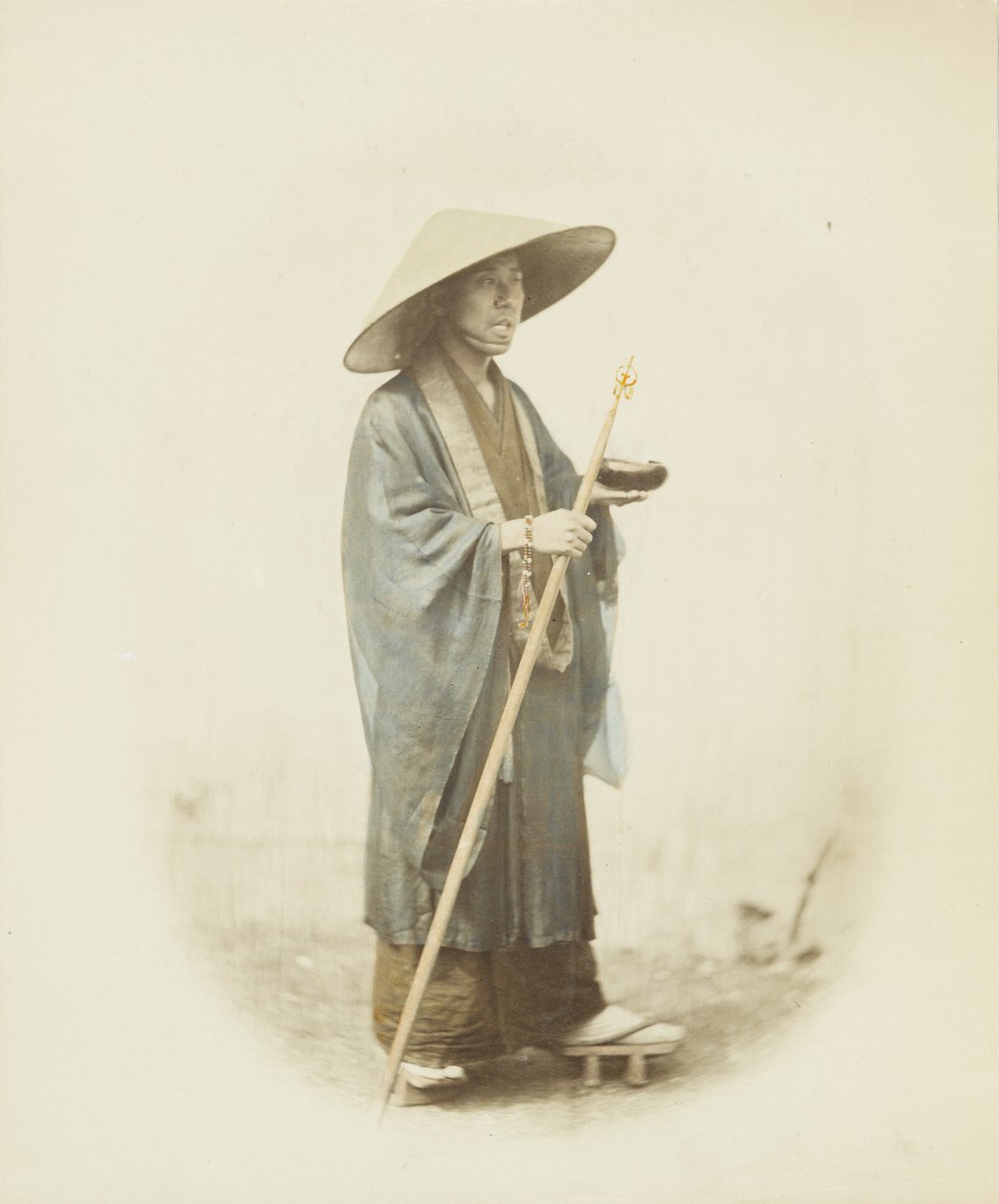 Japanilainen mies perinteisessä mekossa (käsinvärinen mustavalkokuva) tekijältä Japanese Photographer