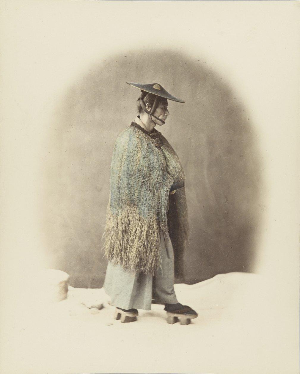 Japanilainen mies perinteisessä mekossa (käsinvärinen mustavalkokuva) tekijältä Japanese Photographer
