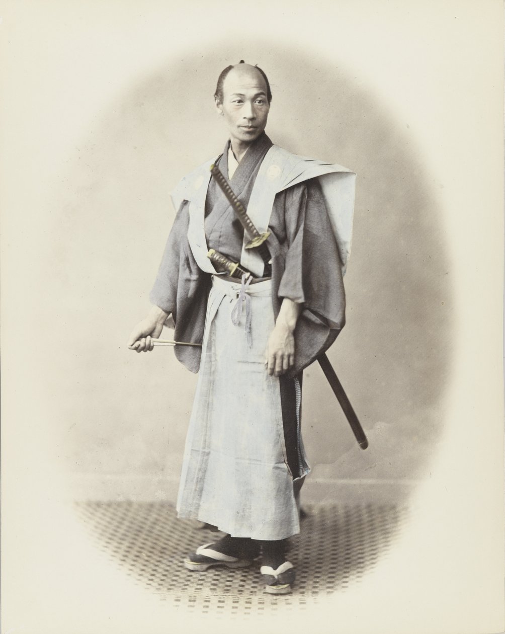 Japanilainen mies miekalla (käsinvärinen mustavalkokuva) tekijältä Japanese Photographer