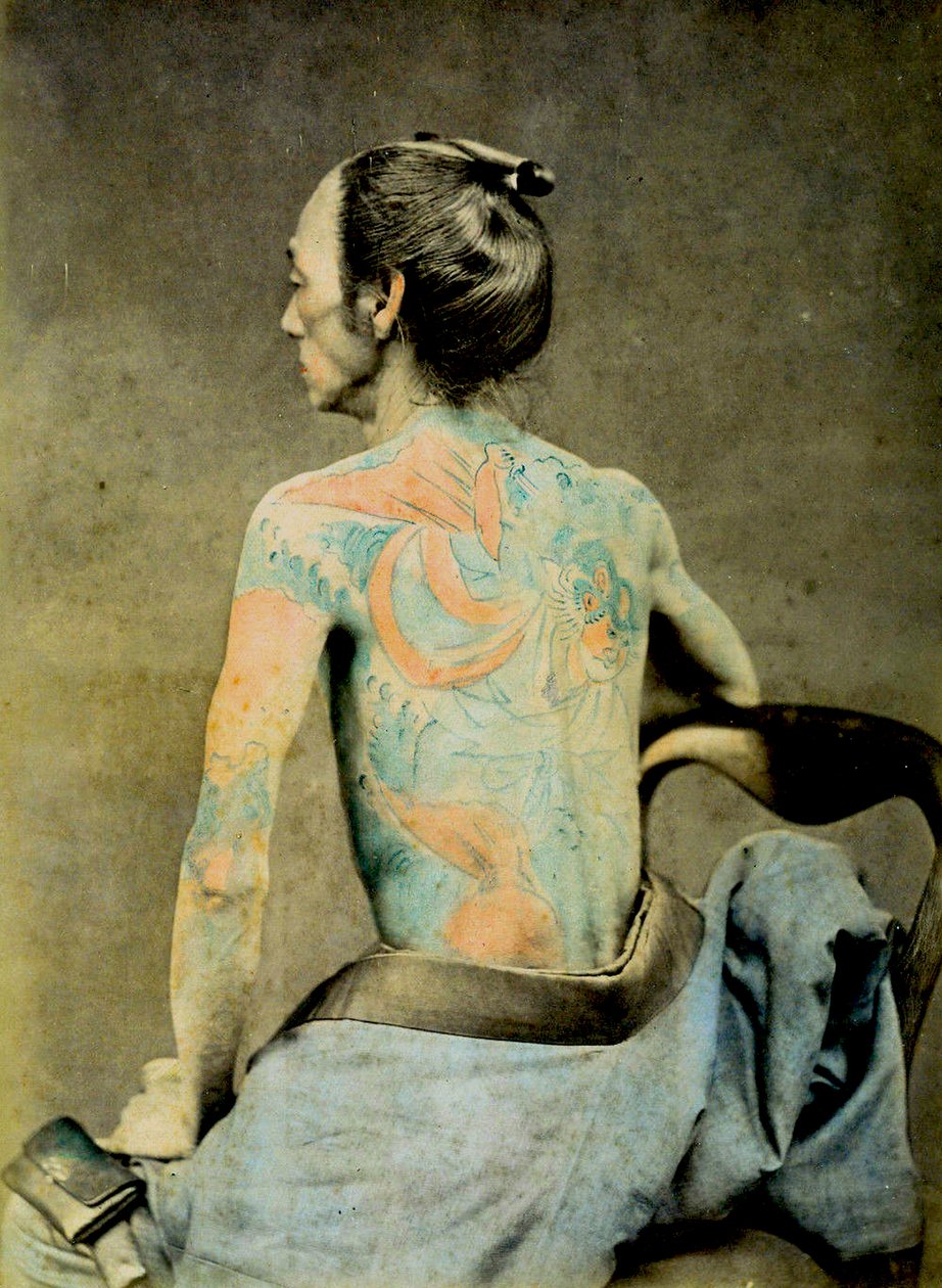 Japanilainen mies perinteisillä Irezumi-tatuoinneilla, n. 1890 (käsinvärjätty albumikuva) tekijältä Japanese Photographer