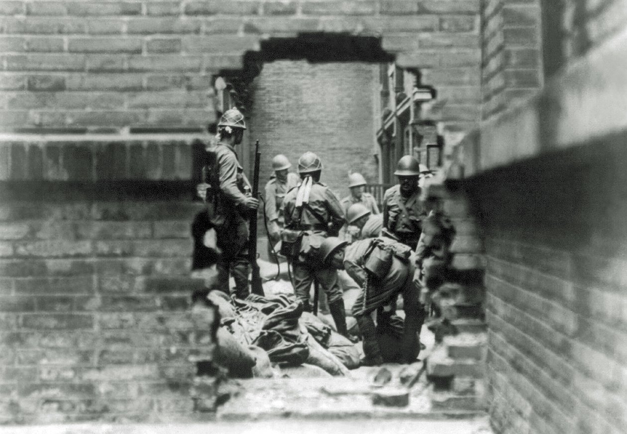 Japanilaiset sotilaat osallistuvat katutaisteluihin Shanghaissa, Kiinassa, vuonna 1937 tekijältä Japanese Photographer