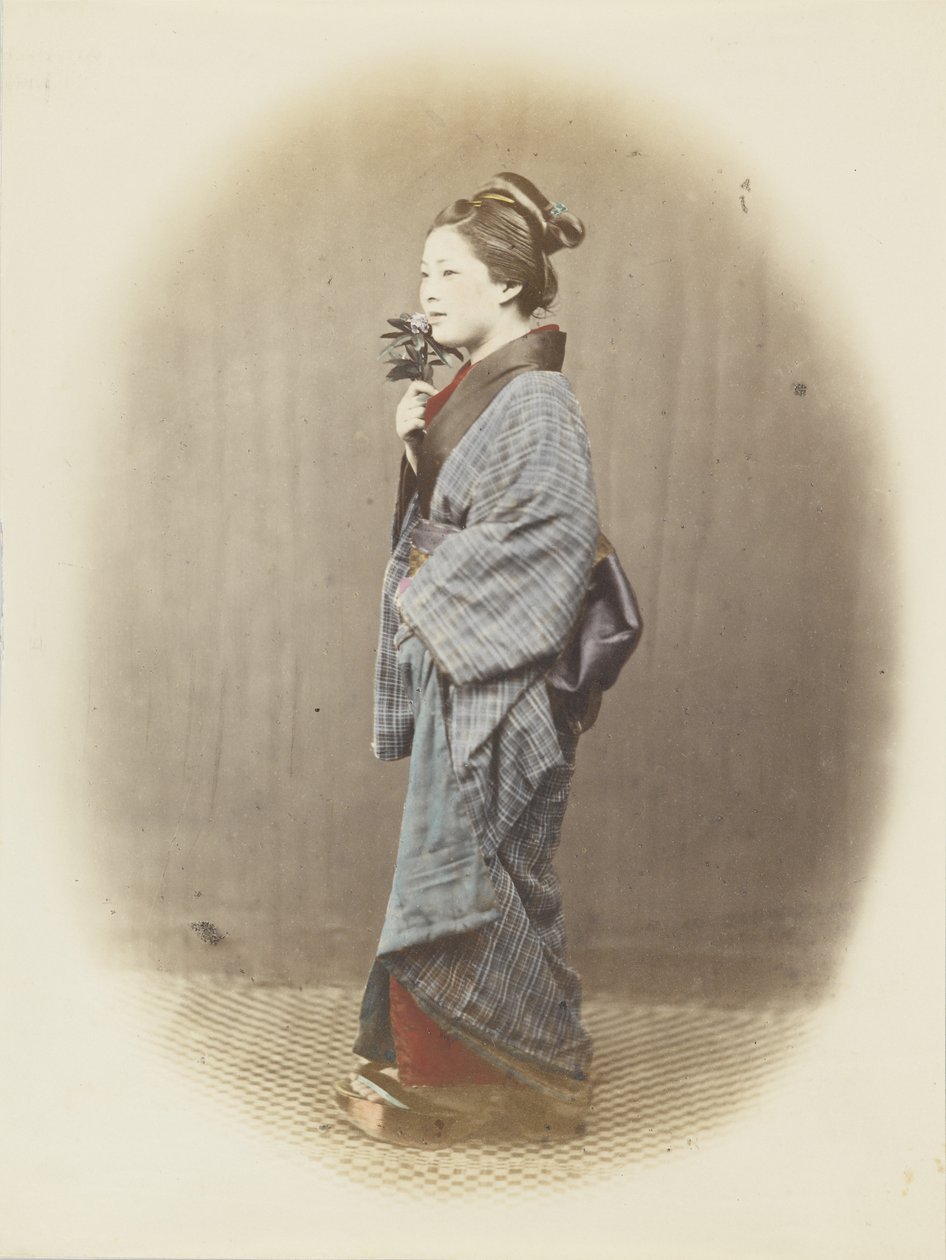 Japanilainen nainen perinteisessä mekossa (käsinvärinen mustavalkokuva) tekijältä Japanese Photographer