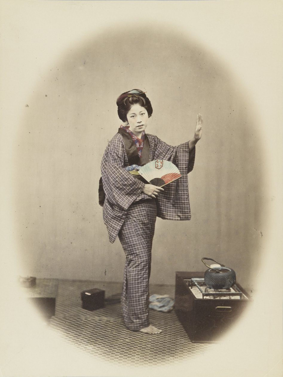Japanilainen nainen perinteisessä mekossa (käsinvärinen mustavalkokuva) tekijältä Japanese Photographer