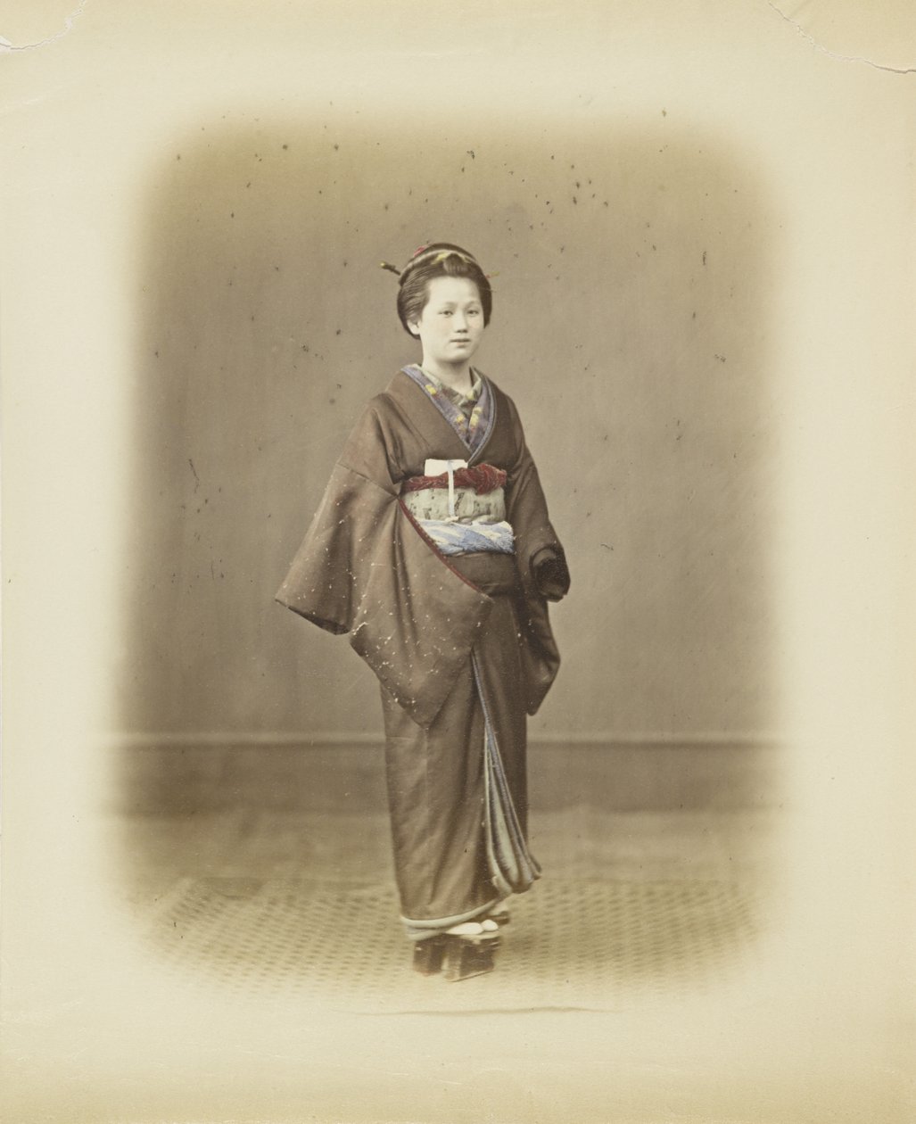 Japanilainen nainen perinteisessä mekossa (käsinvärinen mustavalkokuva) tekijältä Japanese Photographer