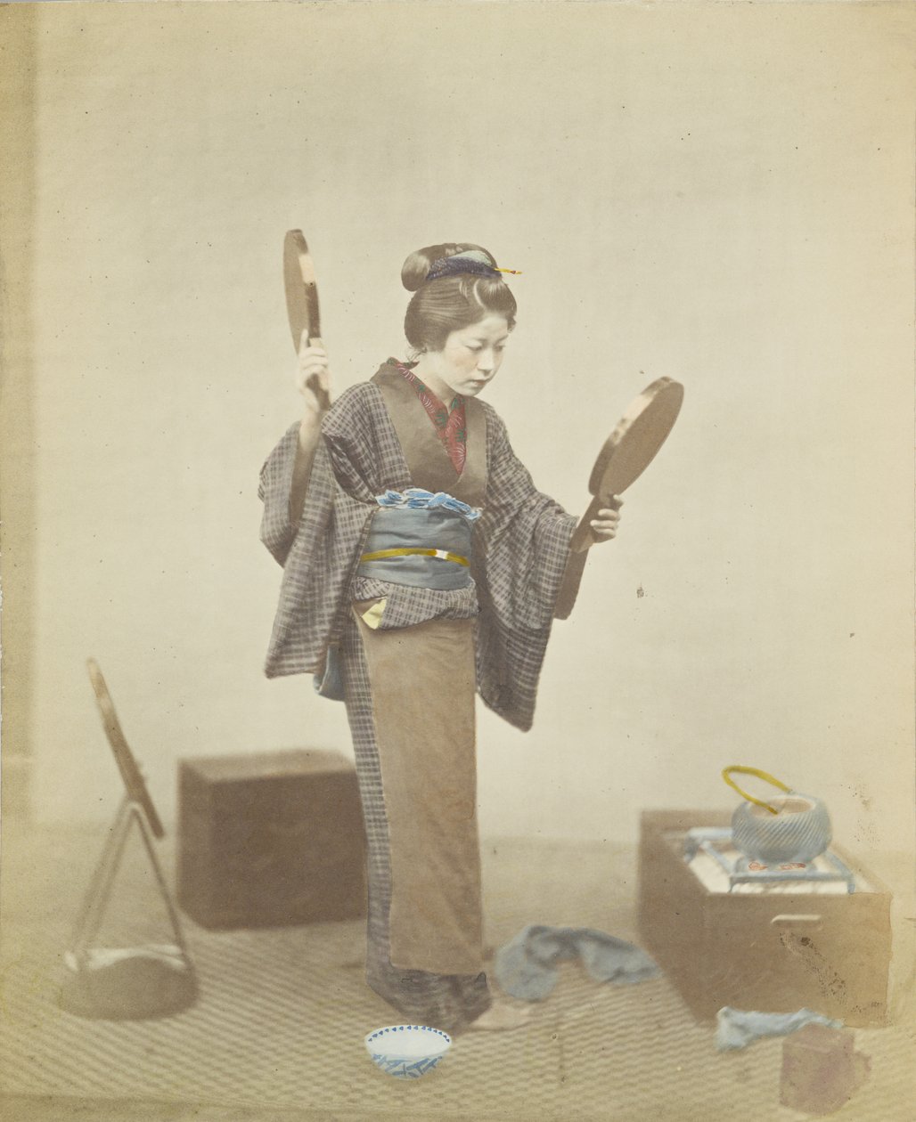 Japanilainen nainen peilien kanssa (käsinvärinen mustavalkokuva) tekijältä Japanese Photographer
