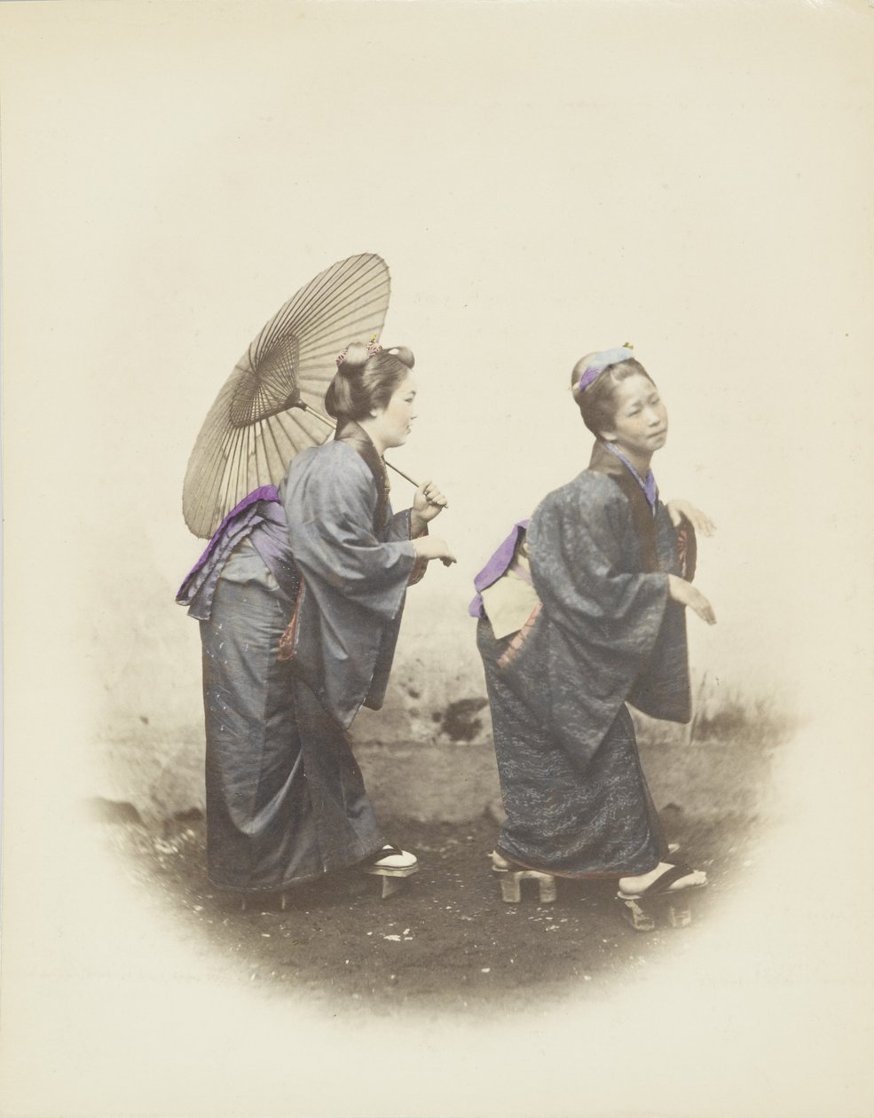 Japanilaiset naiset perinteisessä mekossa (käsinvärinen mustavalkokuva) tekijältä Japanese Photographer