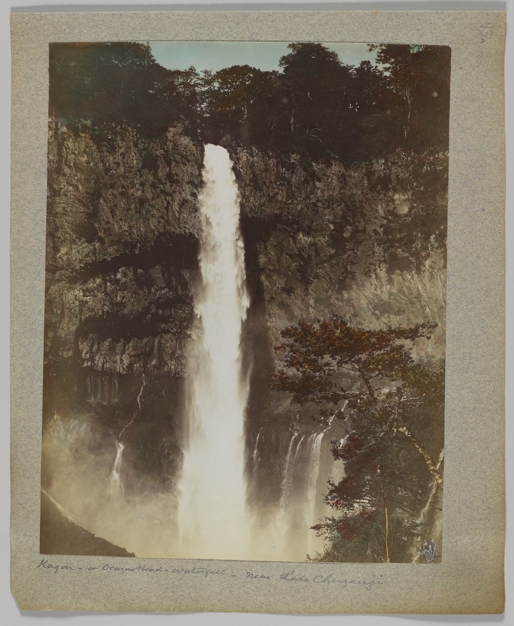 Kegon Falls, Chuzenji-järvi, Nikko, Japani (käsinvärinen mustavalkokuva) tekijältä Japanese Photographer