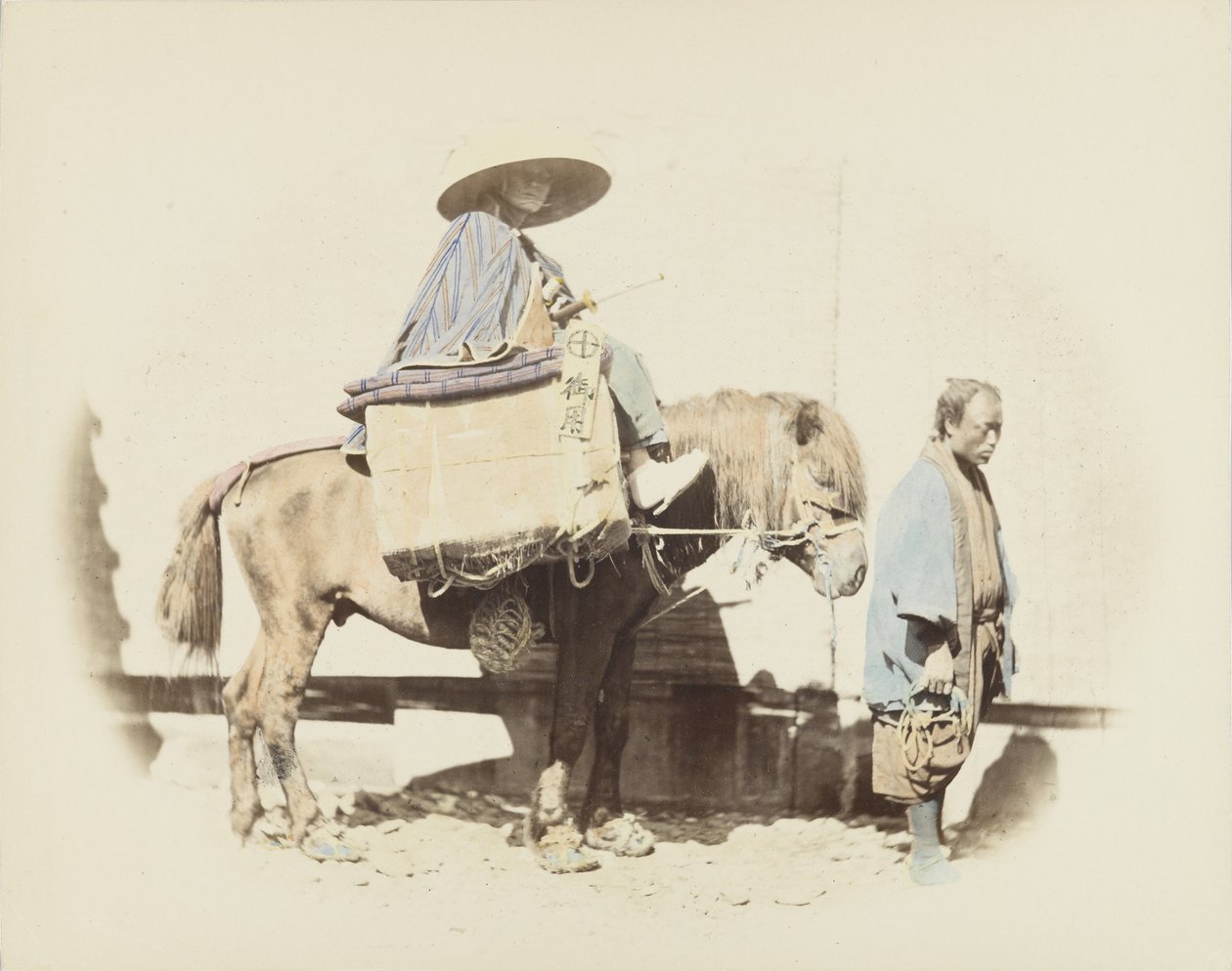 Mies hevosen selässä (käsinvärinen mustavalkokuva) tekijältä Japanese Photographer