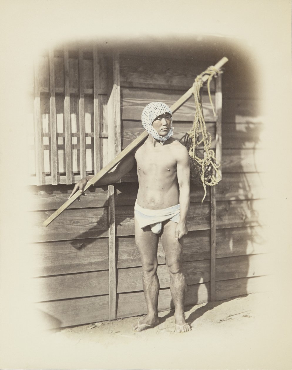 Mies kalastuskorilla (käsinvärinen mustavalkokuva) tekijältä Japanese Photographer