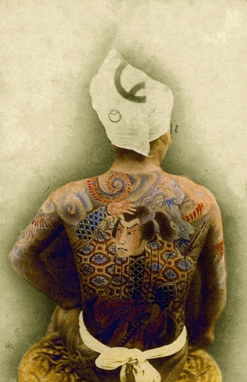Mies perinteisellä japanilaisella Irezumi-tatuoinnilla, n. 1880 (käsinvärjätty albumikuva) tekijältä Japanese Photographer