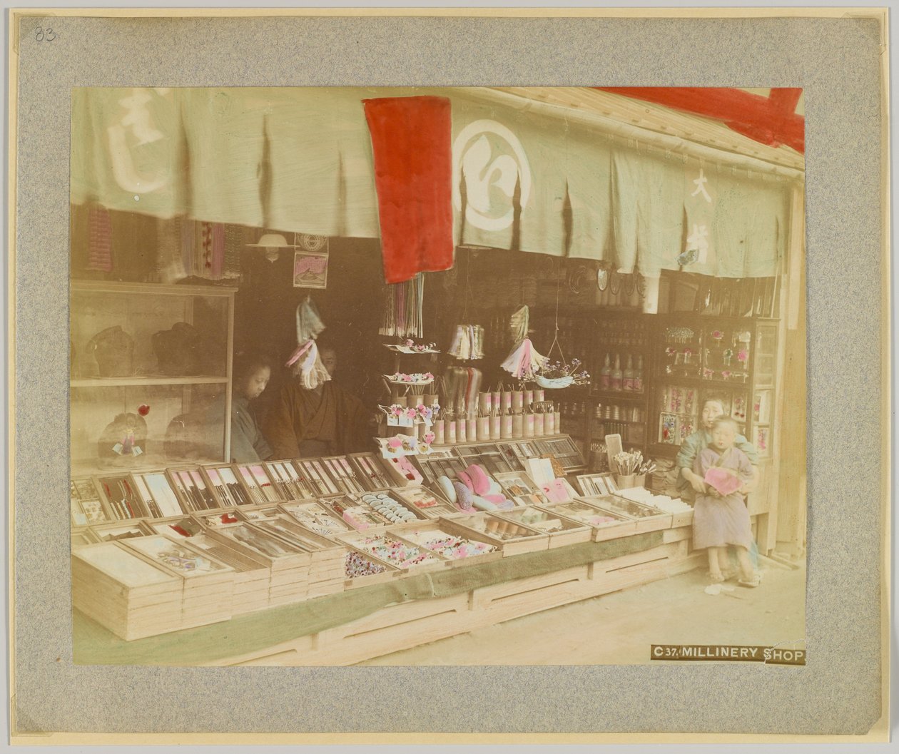 Millinery shop, Japani (käsinvärinen mustavalkokuva) tekijältä Japanese Photographer