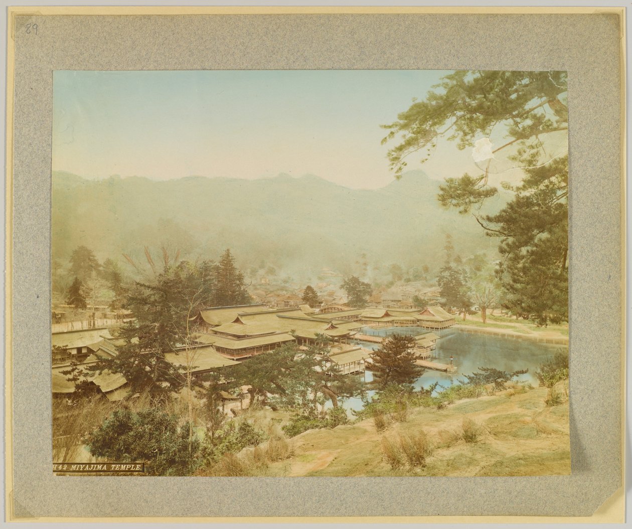Miyajima-temppeli, Japani (käsinvärinen mustavalkokuva) tekijältä Japanese Photographer