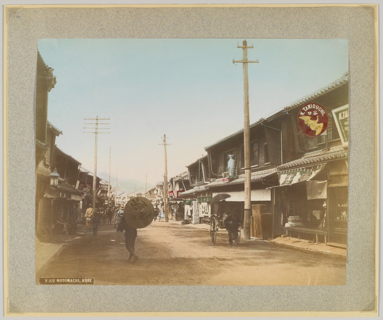 Motomachi, Kobe, Japani (käsinvärinen mustavalkokuva) tekijältä Japanese Photographer