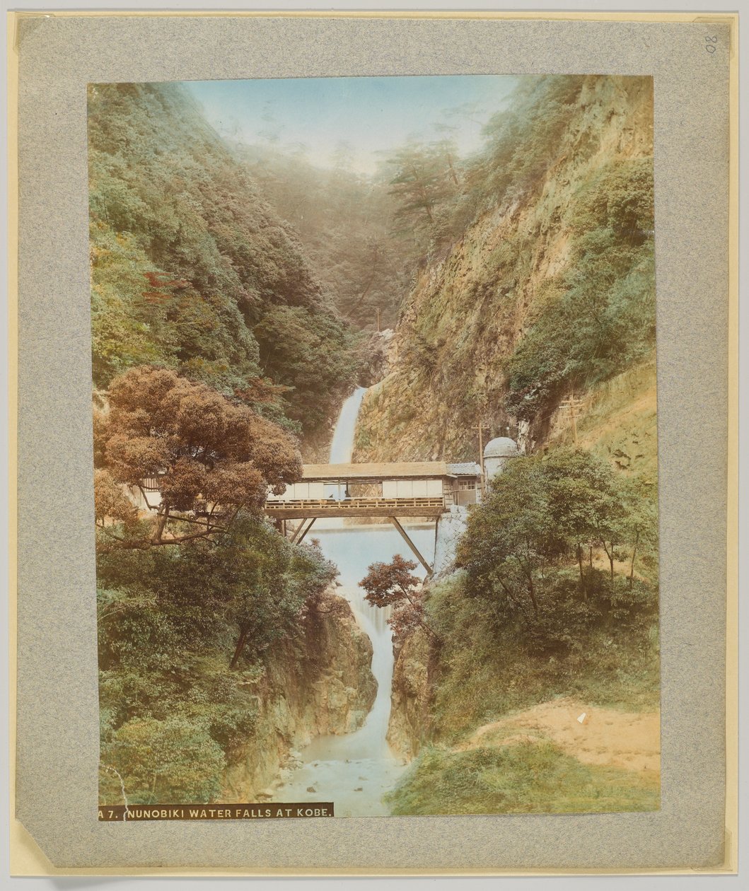 Nunobiki Falls, Kobe, Japani (käsinvärinen mustavalkokuva) tekijältä Japanese Photographer