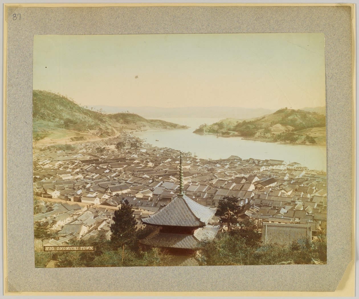 Onomichi Town, Japani (käsinvärinen mustavalkokuva) tekijältä Japanese Photographer