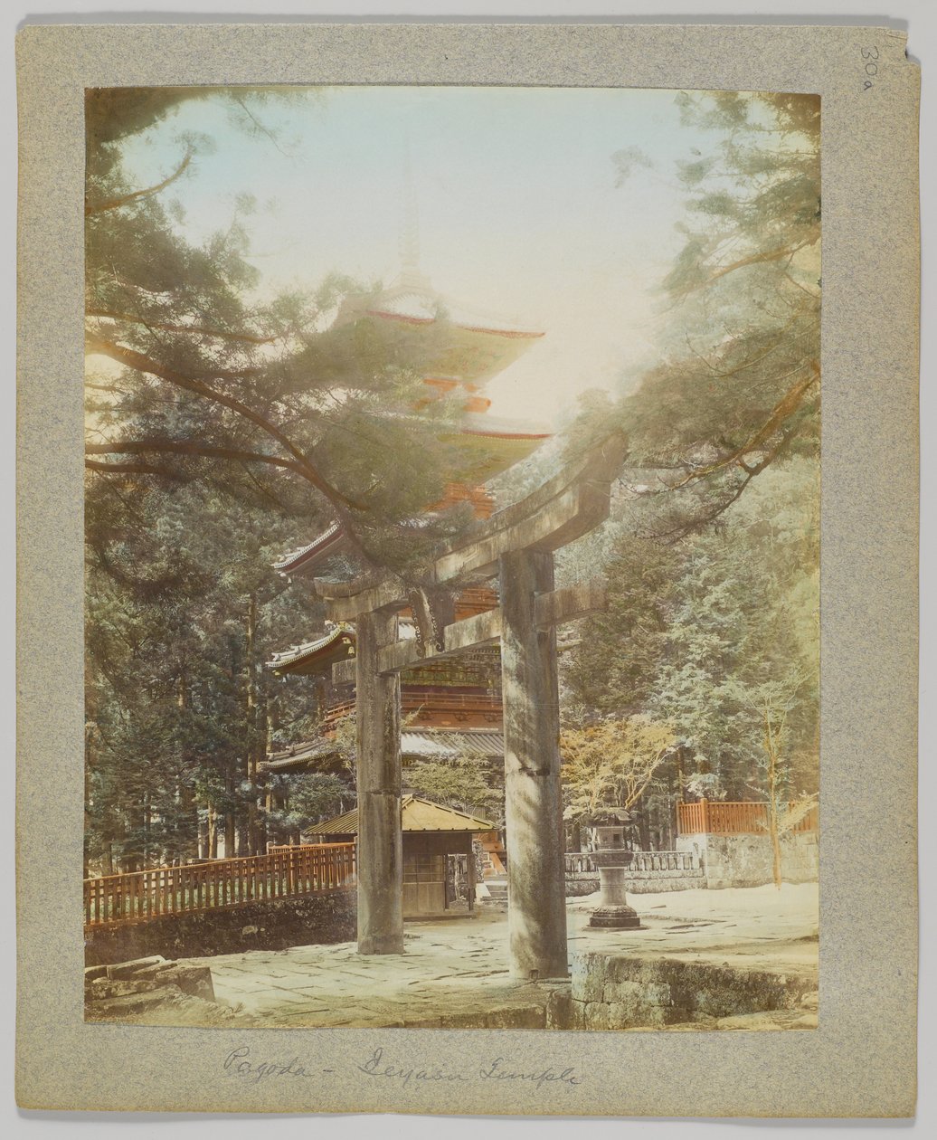 Pagodi Tōshō-gūssa, Nikko, Japani (käsinvärinen mustavalkokuva) tekijältä Japanese Photographer