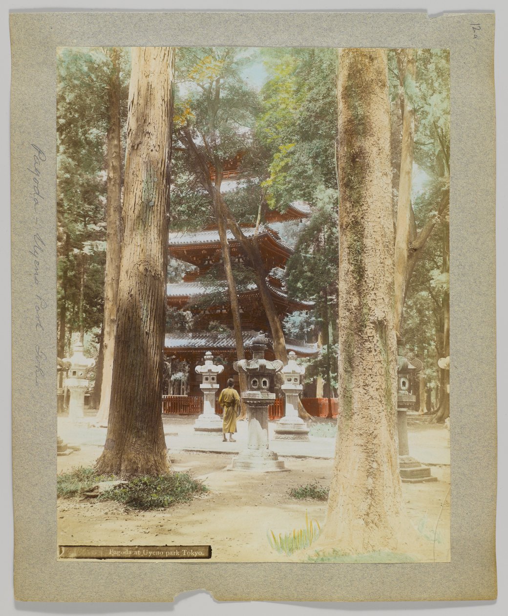 Pagodi Uyeno Parkissa, Tokiossa, Japanissa (käsinvärinen mustavalkokuva) tekijältä Japanese Photographer